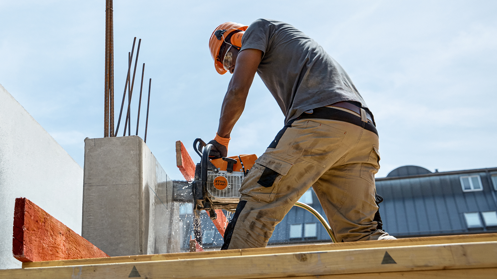 Mann mit STIHL Gesteinschneider GS 461 schneidet Beton auf Baustelle