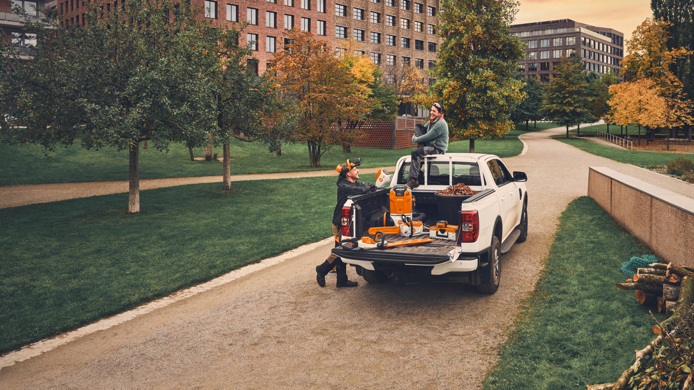 Kampagne Key Visual landscaping - Team nach der Arbeit auf ihrem Pickup