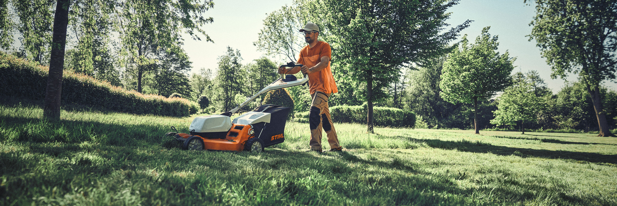  Akku-Rasenmäher STIHL RMA 756 V - Mann mäht den Rasen - Sommerkampagne 2025
