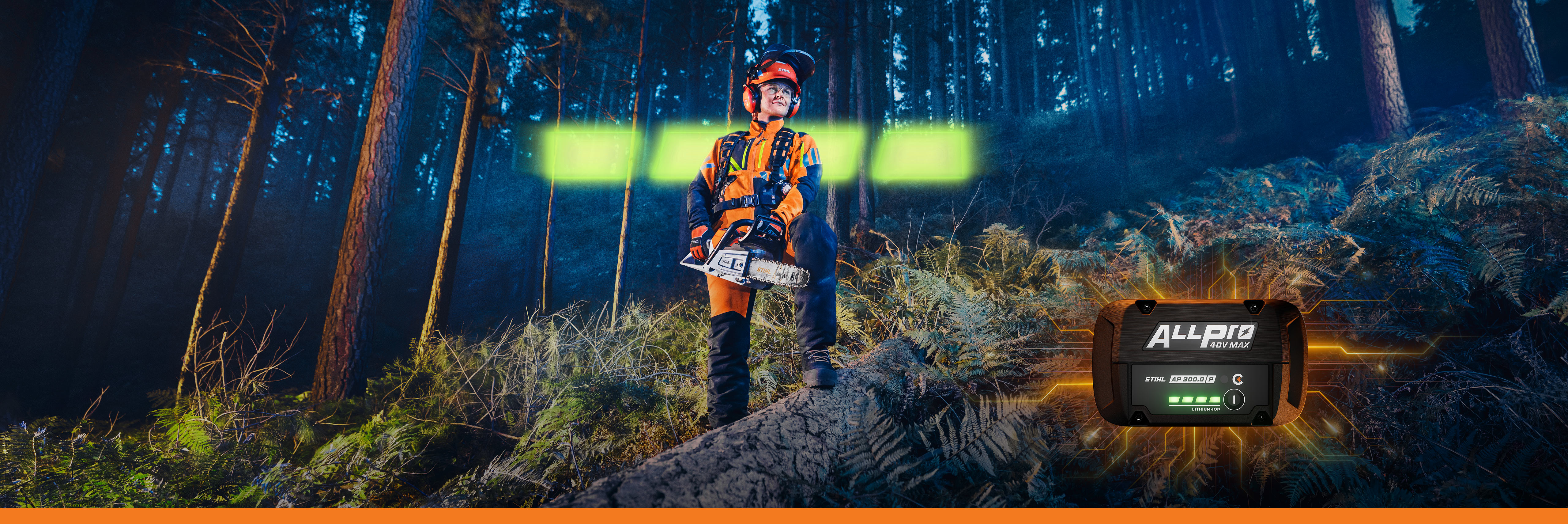 Ein professioneller Forstwirt schneidet Bäume im Wald mit einer Akku-Motorsäge STIHL MSA 260