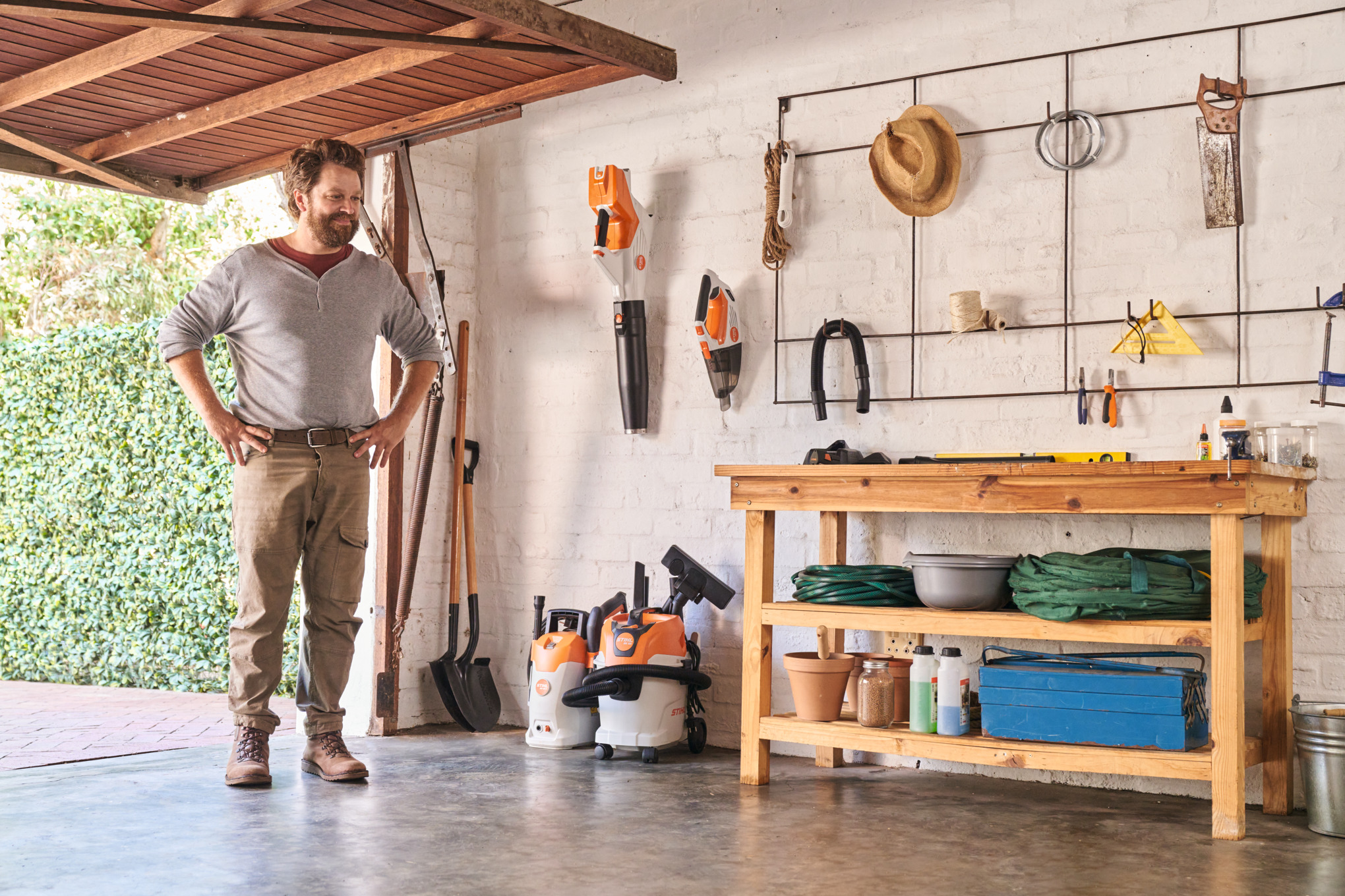 Mann steht lächelnd in einer sauberen Garage