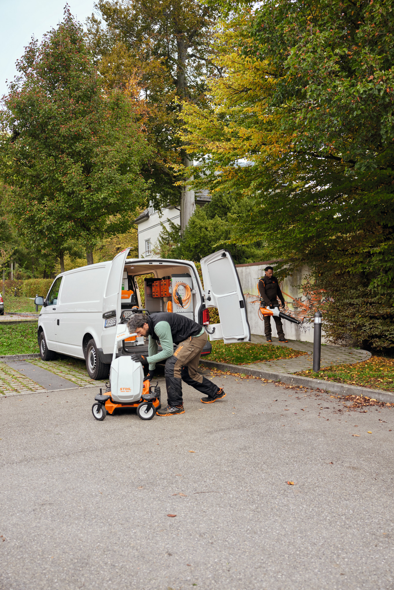 VW Transporter ausgestattet mit bott vario3 Innenausstattung und STIHL AL 301-4 Ladegerät und Akku-Werkzeugen 