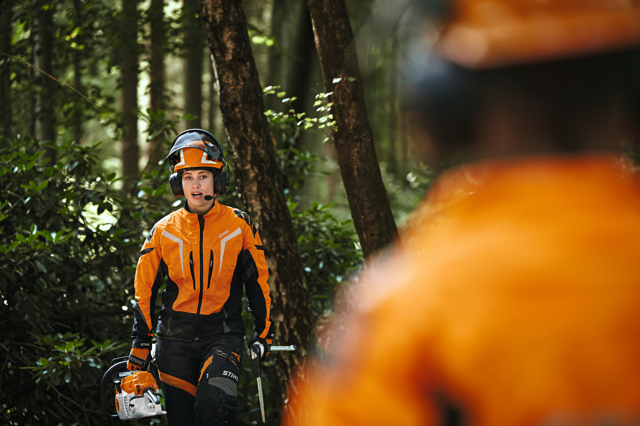 Zwei Forstarbeitende in STIHL Schutzkleidung mit dem Konferenzsystem STIHL ADVANCE ProCOM 