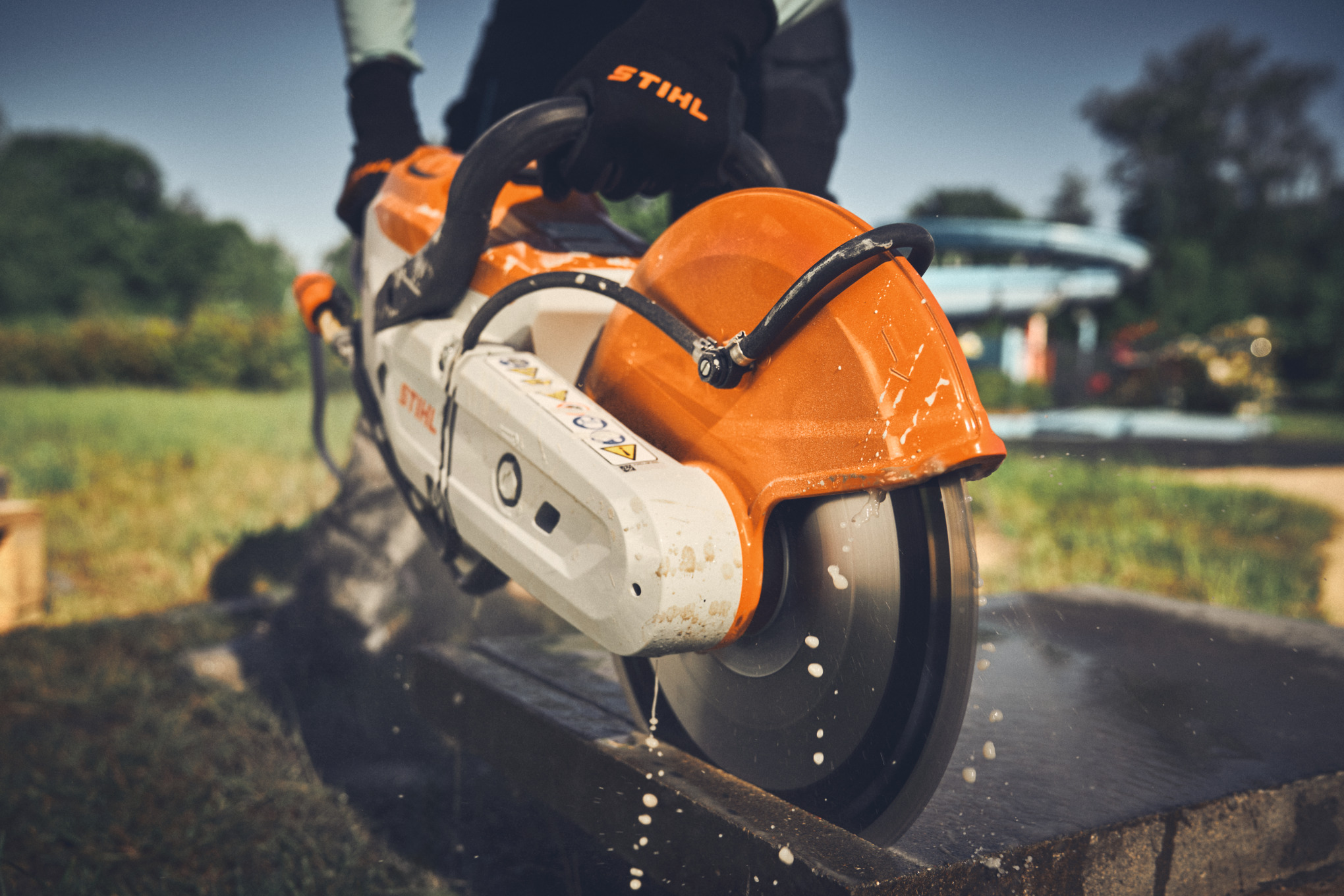 Nahaufnahme vom Schneiden von Gehwegplatten mit dem Akku-Trennschleifer STIHL TSA 300