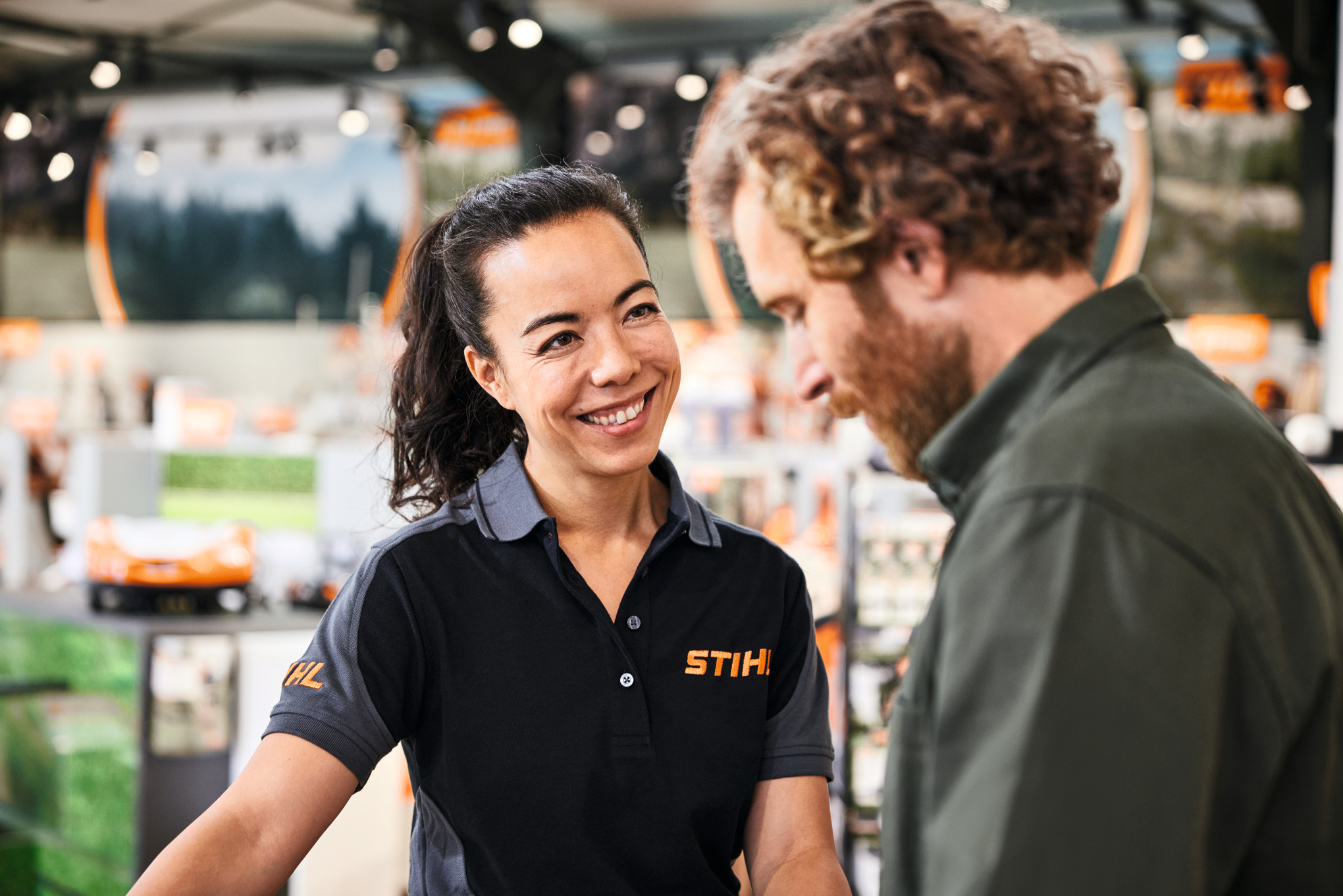 Eine Angestellte des STIHL Fachhandels berät einen Kunden