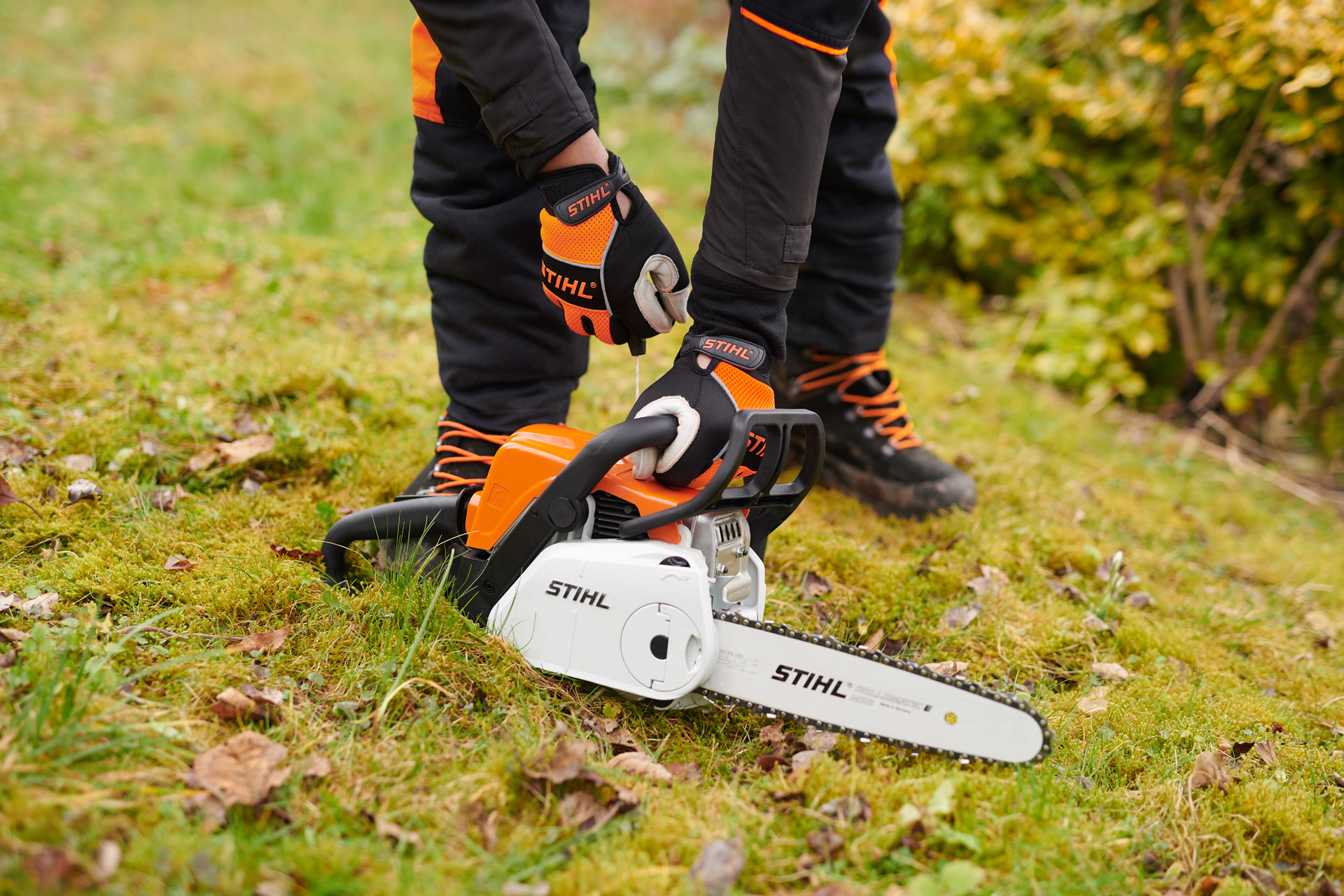 STIHL Benzin-Kettensäge MS 180 C-BE am Boden starten