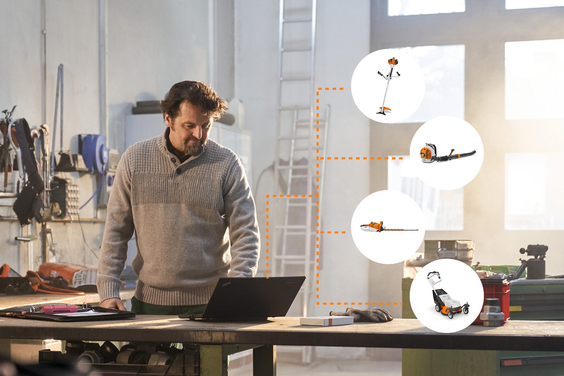 Mann steht in einer Werkstatt vor dem Laptop, Icons mit STIHL Produkten symbolisieren das Gerätemanagement von STIHL connected