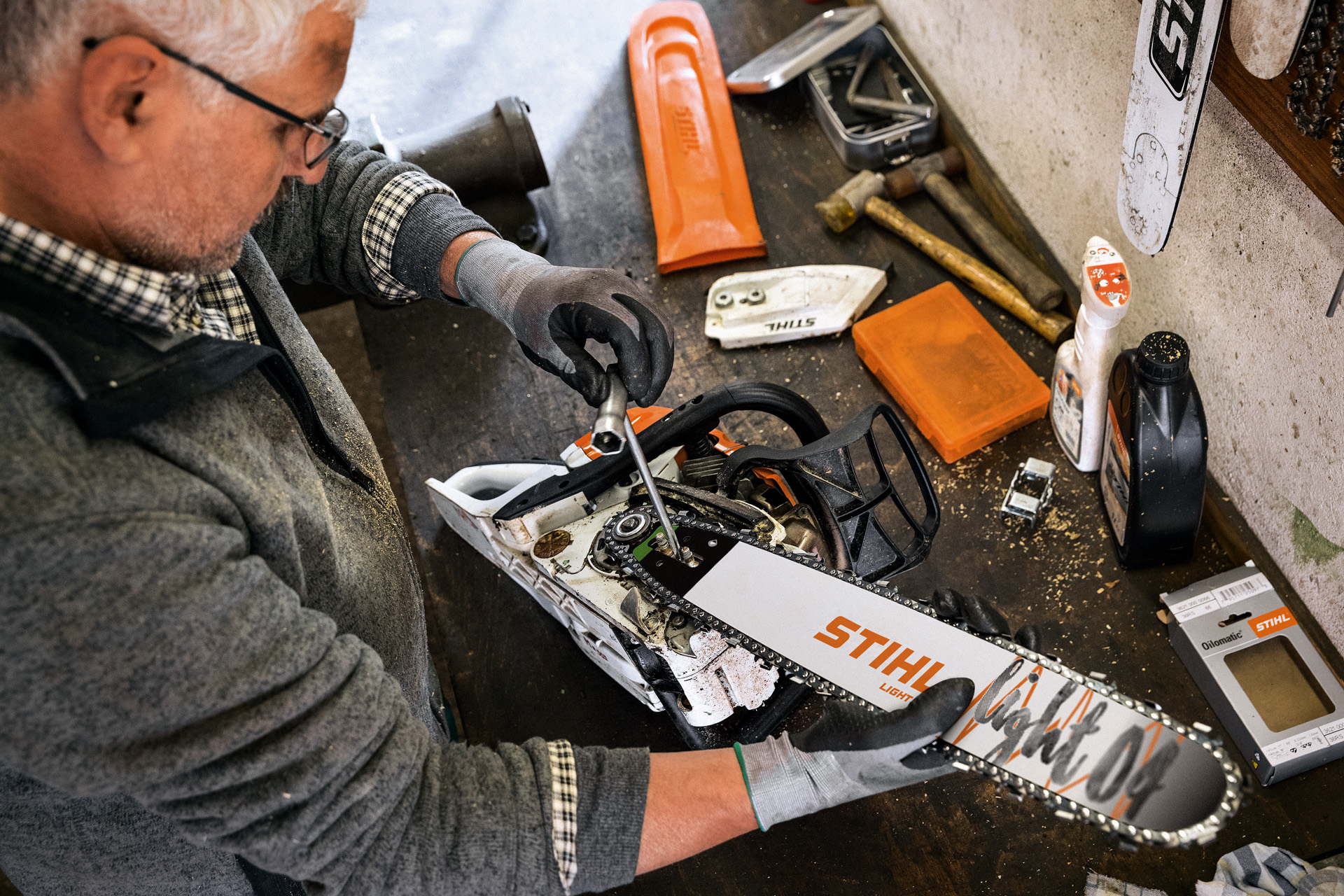 STIHL Fachhändler wartet Kettensäge mit STIHL Führungsschiene Light 04 und Oilomatic Sägekette