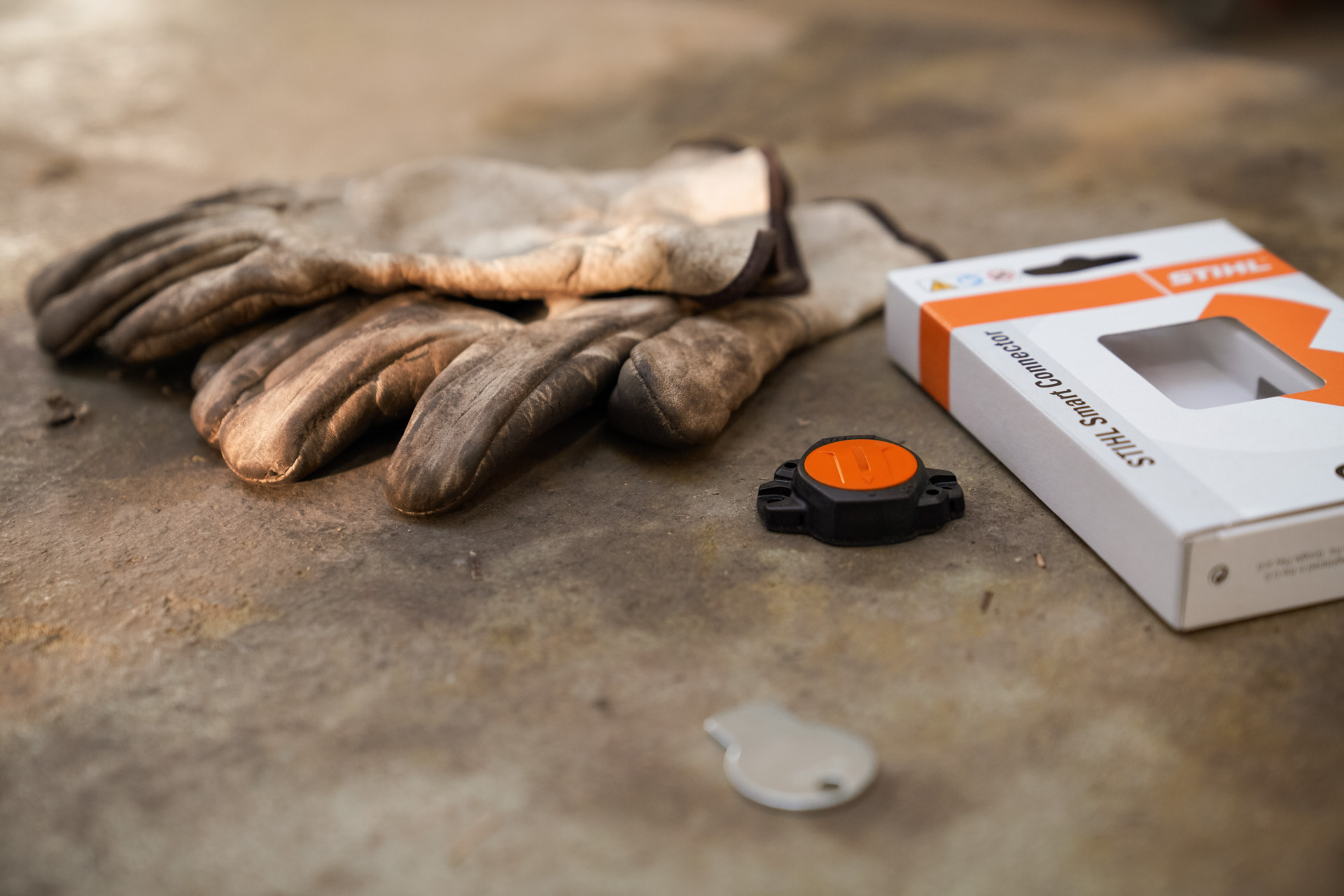 Der STIHL Smart Connector neben der Verpackung.