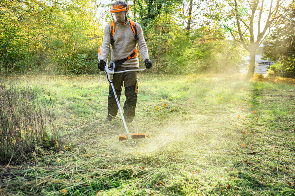  Paar nach der Arbeit im privaten Garten mit STIHL AK Akku-Produkten
