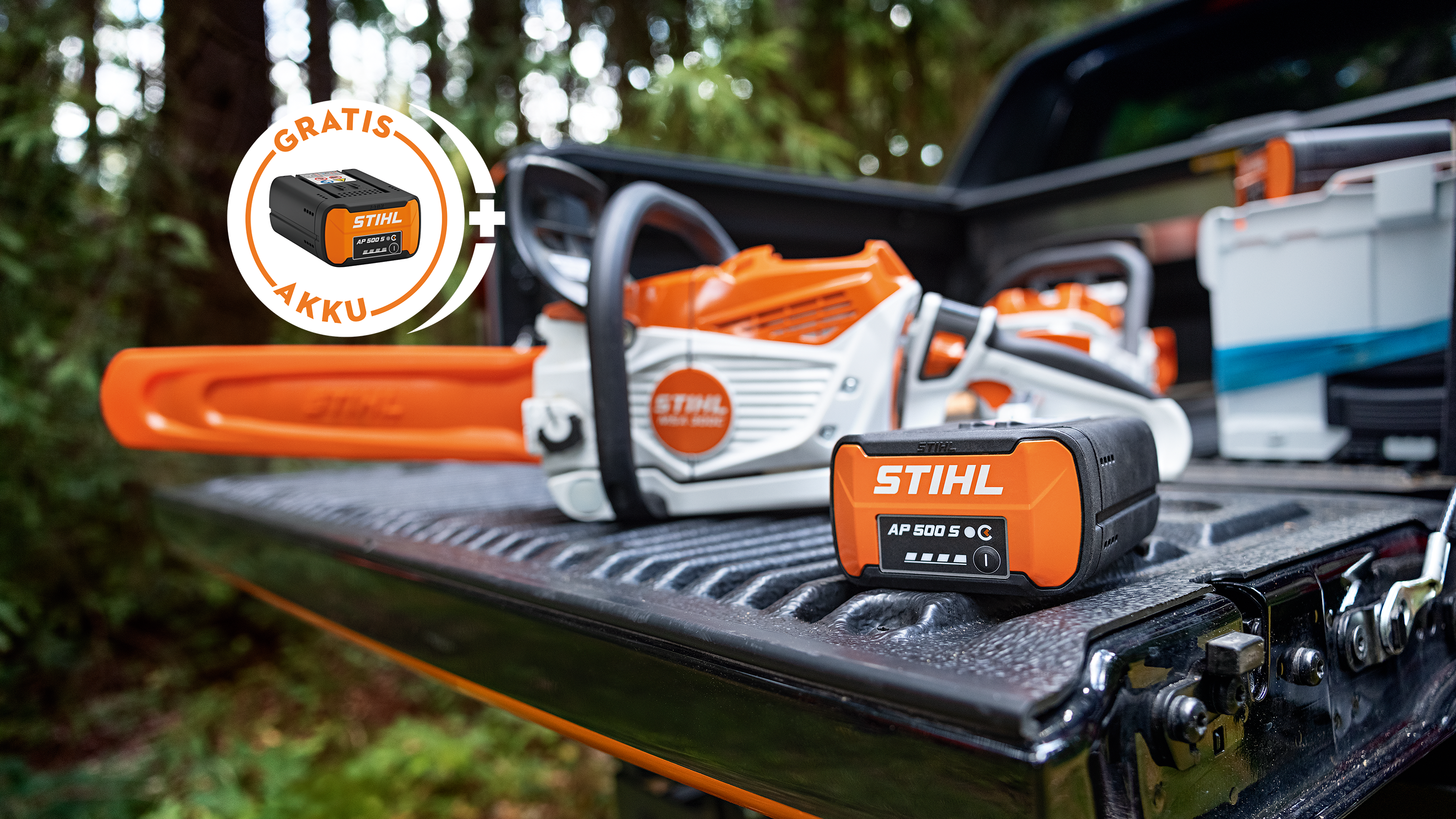  Paar nach der Arbeit im privaten Garten mit STIHL AK Akku-Produkten
