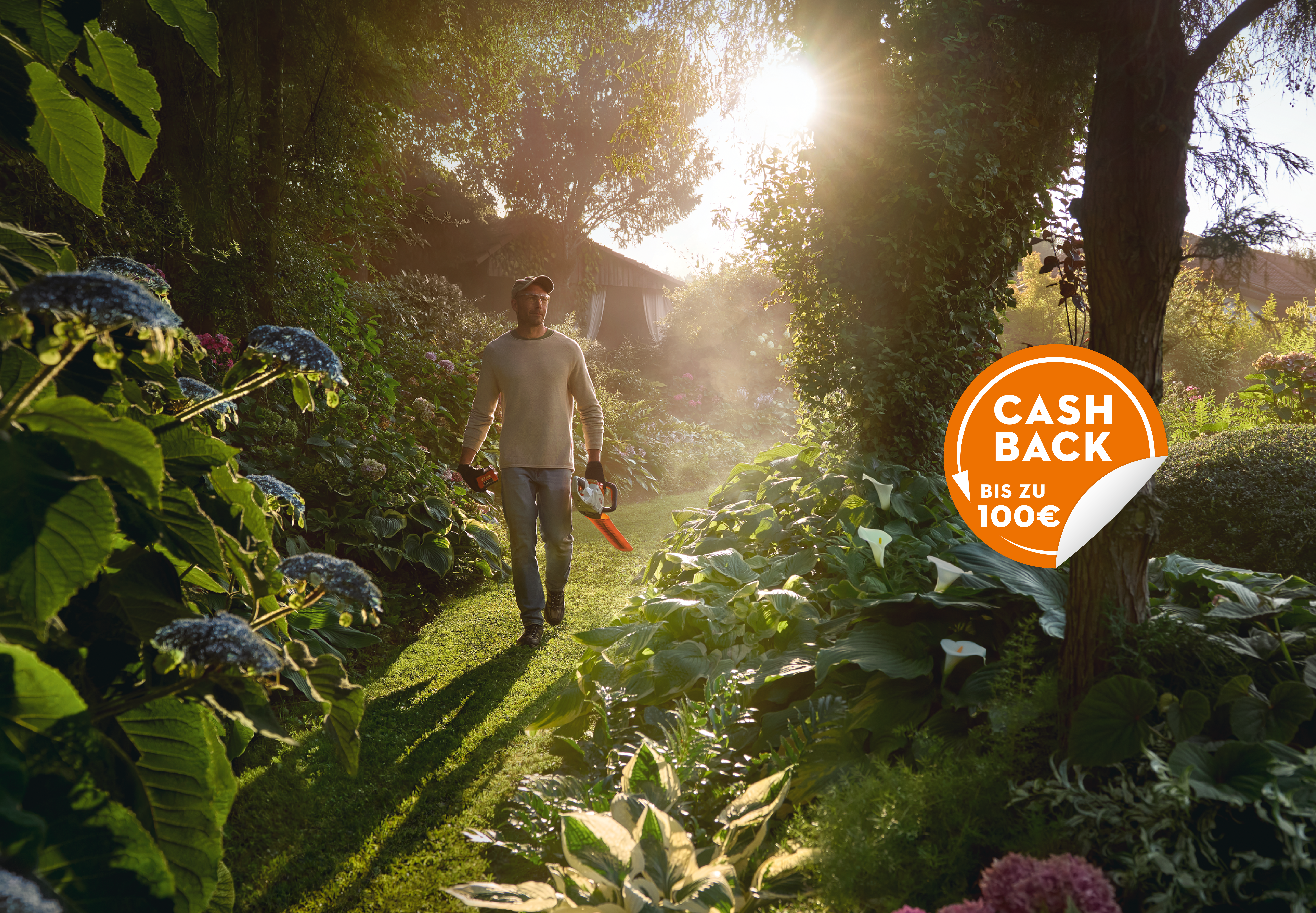 Mann mit Akku-Heckenschere in blühendem Garten und Cashback Badge.