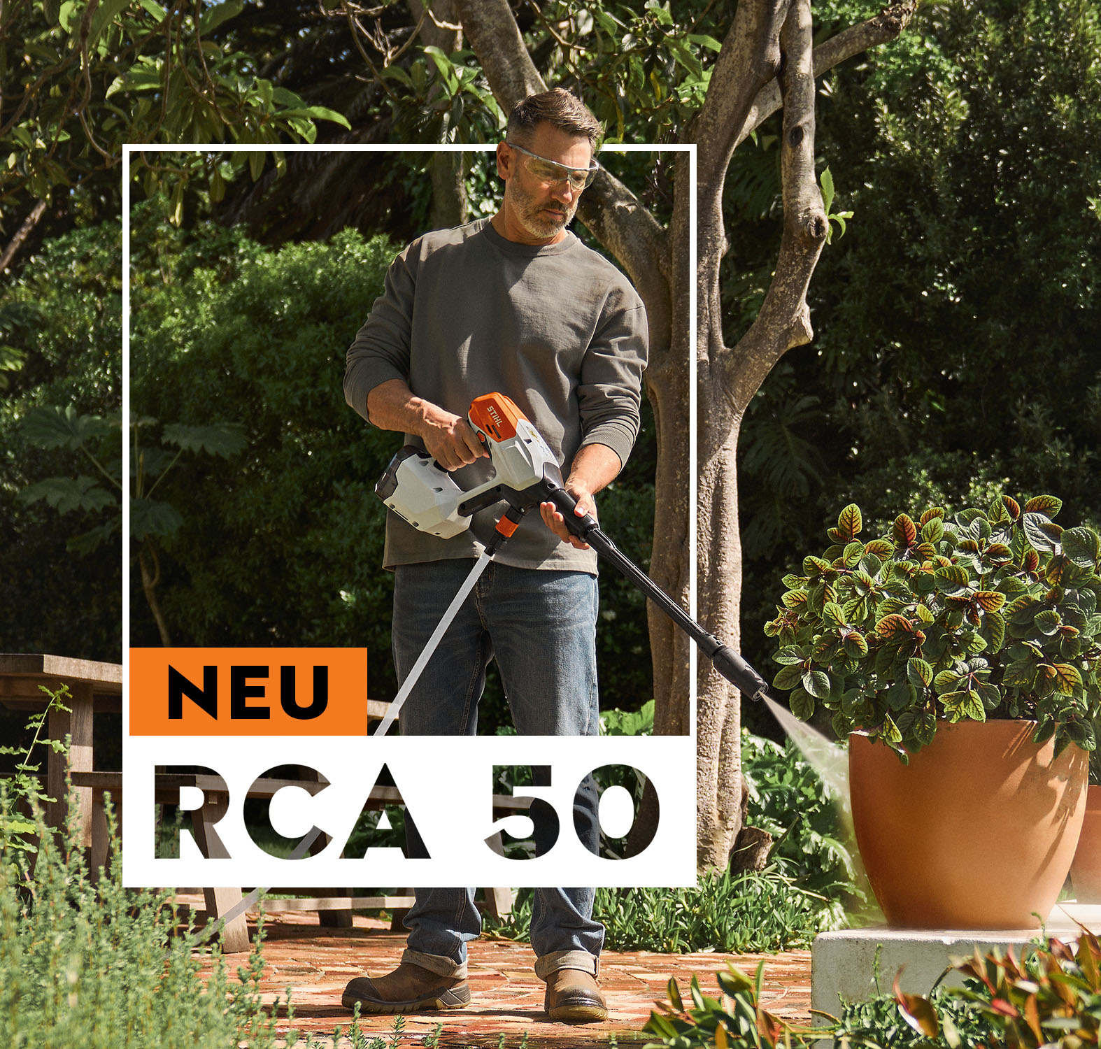 Ein Mann reinigt Keramiktöpfe im Garten mit dem handlichen Akku-Druckreiniger STIHL RCA 50. Ein grafisches Element weist auf die Neuheit hin: „Neu: RCA 50“.