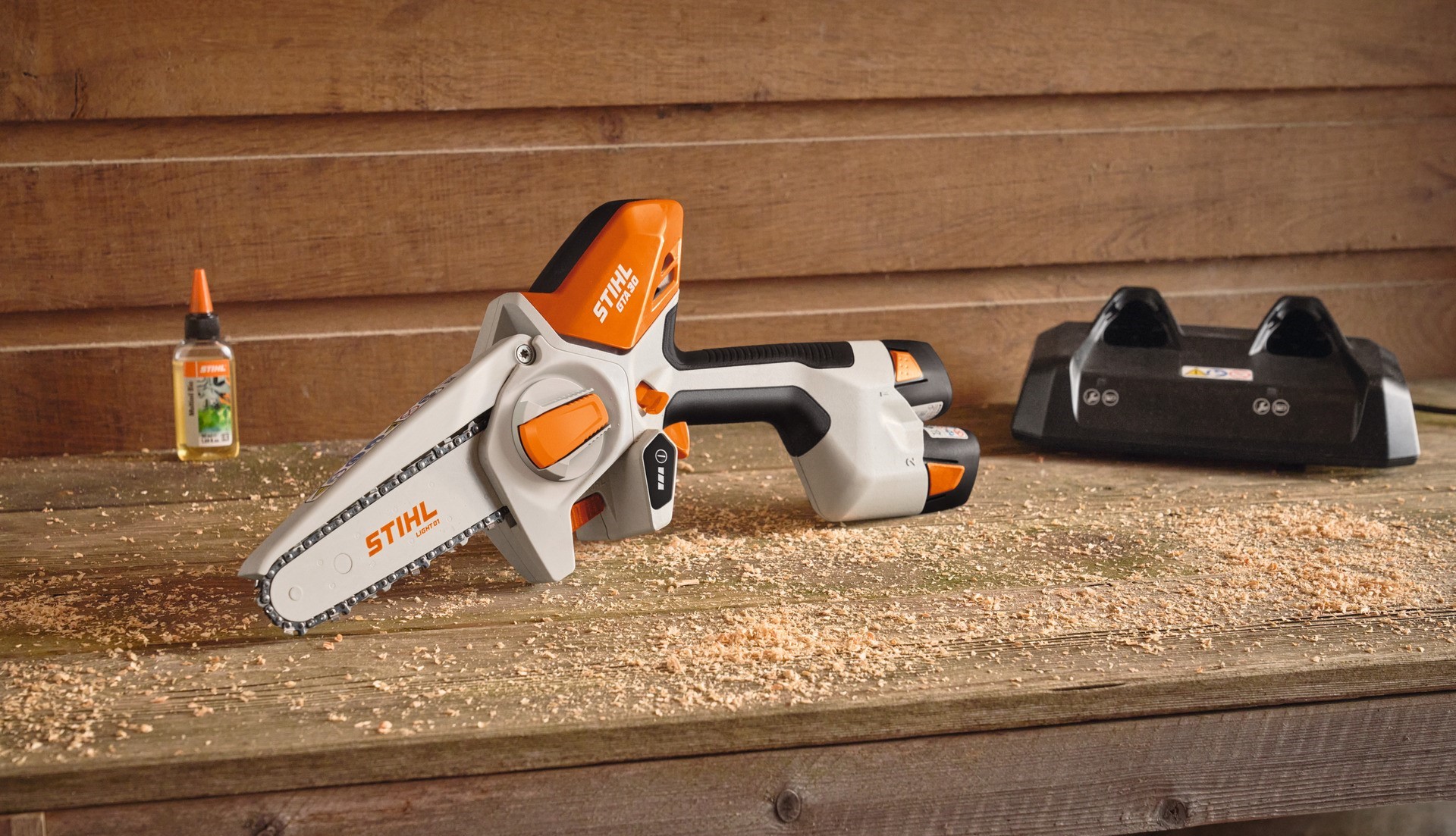 STIHL GTA 30 mit passendem Akkuladegerät und Kettenöl