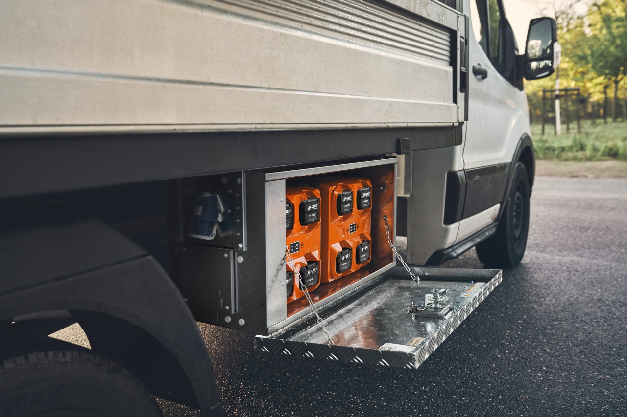 ALLPRO Akkus in STIHL Ladestation CB 1 am Fahrzeug montiert