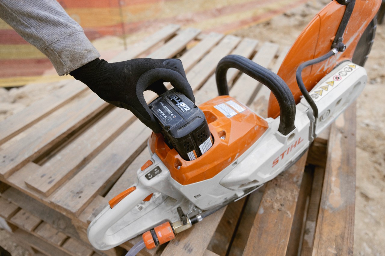 Ein STIHL ALLPRO 300.0 P Akku wird in den TSA 350 eingesetzt