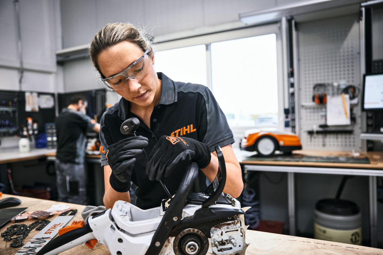 Servicetechniker in der Produktwartung an einer Werkbank