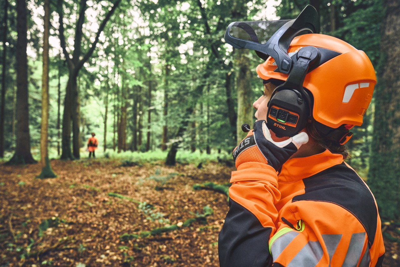Forstarbeiterin in STIHL ADVANCE FlexTEC ShellTEC im Wald