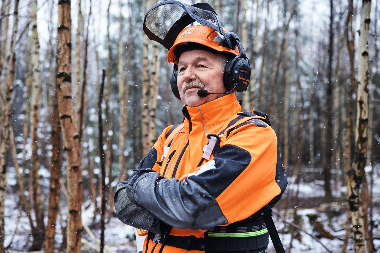 Forstwirtschaftsmeister Martin Nolte steht in STIHL Kleidung mit verschränkten Armen im Forst